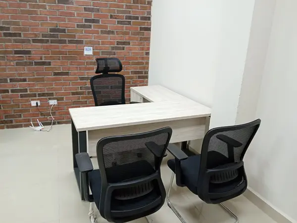 Escritorio ejecutivo en L con sillas de visita fabricado por Ofichap