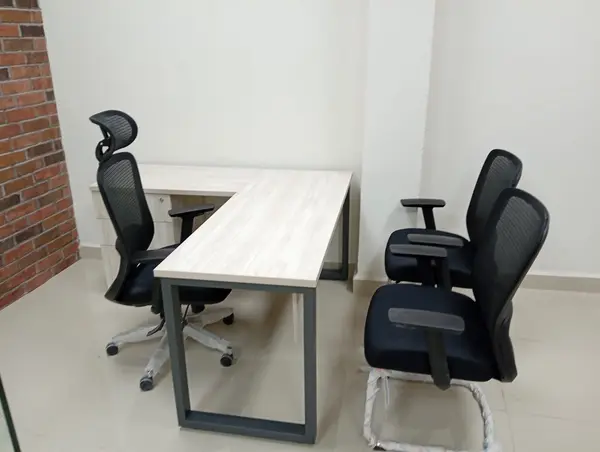 Escritorio en L con cajonera lateral y sillas de visita fabricado por Ofichap