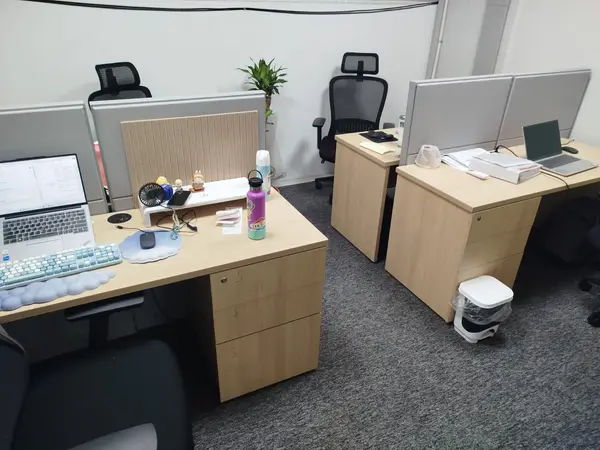 Estaciones de trabajo con cajonera y mampara acústica instaladas por Ofichap