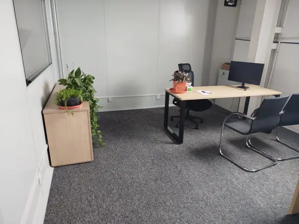 Oficina privada con escritorio de base metálica y credenza fabricados por Ofichap