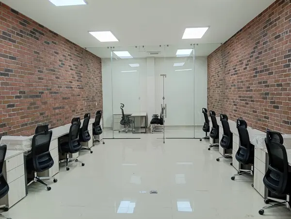 Piso operativo con dos hileras de estaciones de trabajo y cajoneras fabricadas por Ofichap