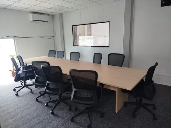 Sala de consejo con mesa de junta para diez lugares fabricada por Ofichap
