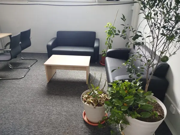 Sala de espera con salas en vinil y mesa de centro fabricada por Ofichap