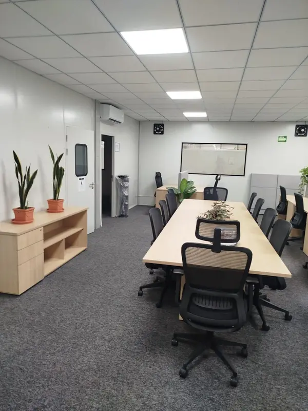 Sala de juntas con mesa modular y credenza con cajonera fabricadas por Ofichap