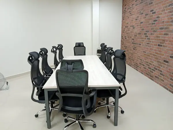 Sala de juntas con mesa rectangular y ocho sillas ejecutivas equipada por Ofichap
