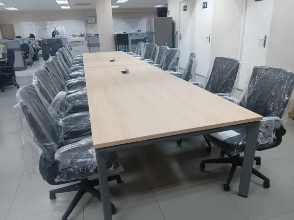 Sala de juntas con mesa de consejo fabricada a la medida por Ofichap
