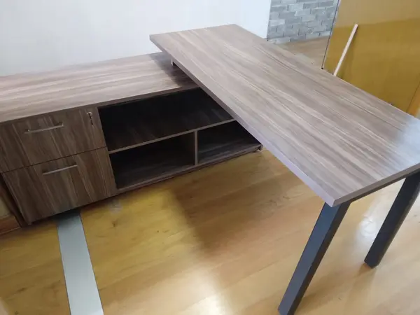 Escritorio ejecutivo con credenza fabricado a la medida por Ofichap