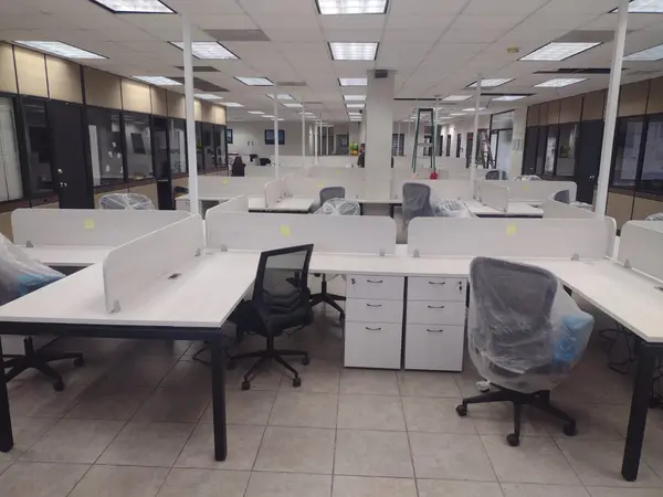 Piso operativo con estaciones de trabajo y mamparas fabricadas por Ofichap