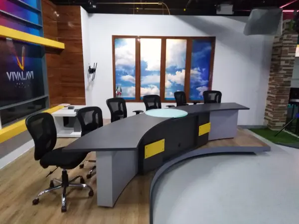 Mobiliario para set de televisión fabricado por Ofichap