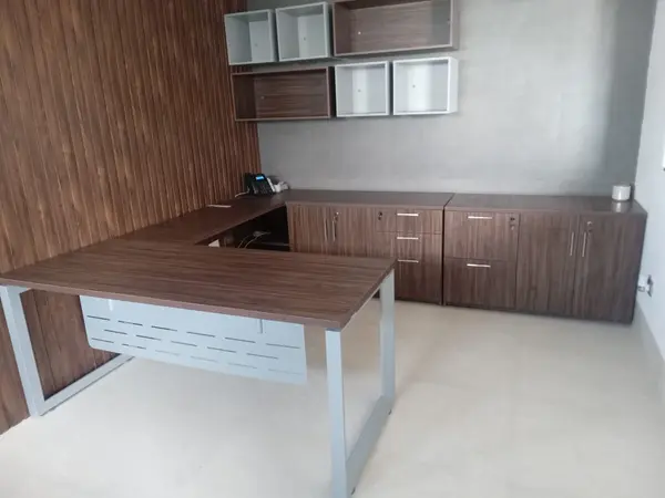 Módulo ejecutivo en U con credenza y libreros fabricado por Ofichap
