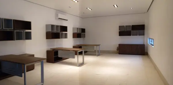 Oficina con libreros de sobreponer y escritorios fabricados por Ofichap