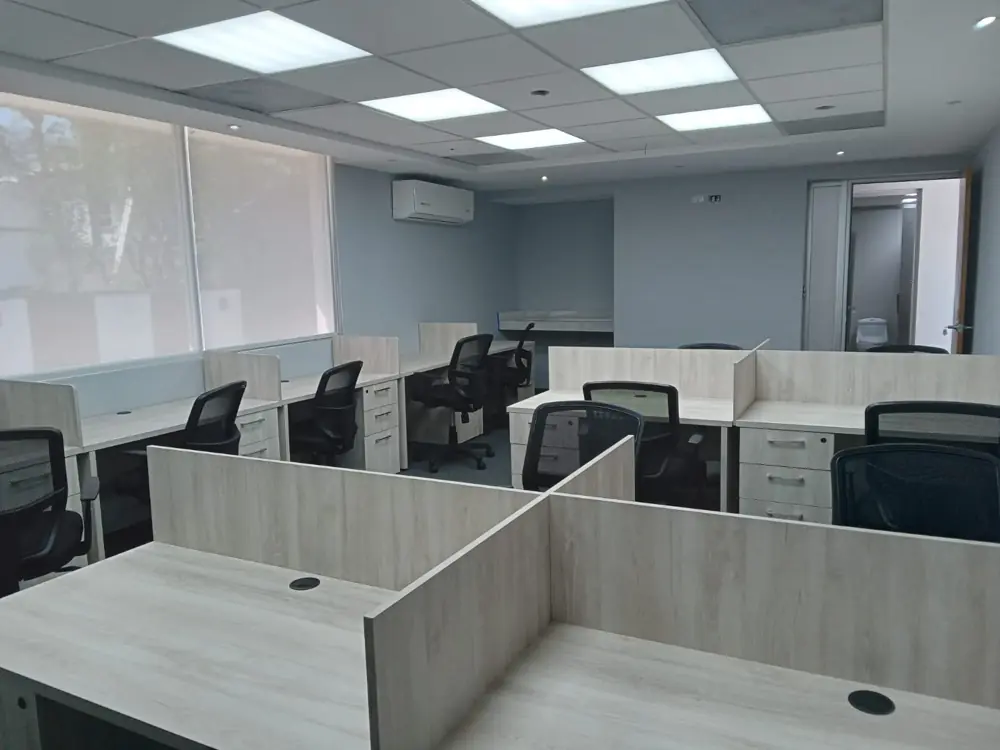 Oficina abierta con estaciones de trabajo y cajoneras