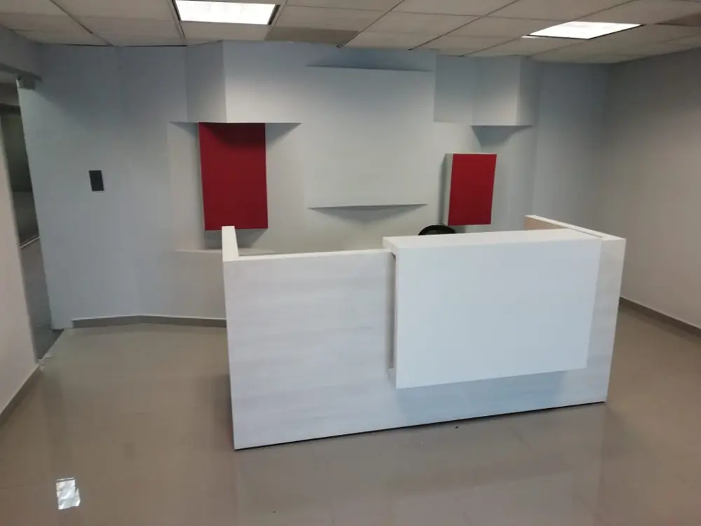 Recepción a la medida en melamina blanca y madera